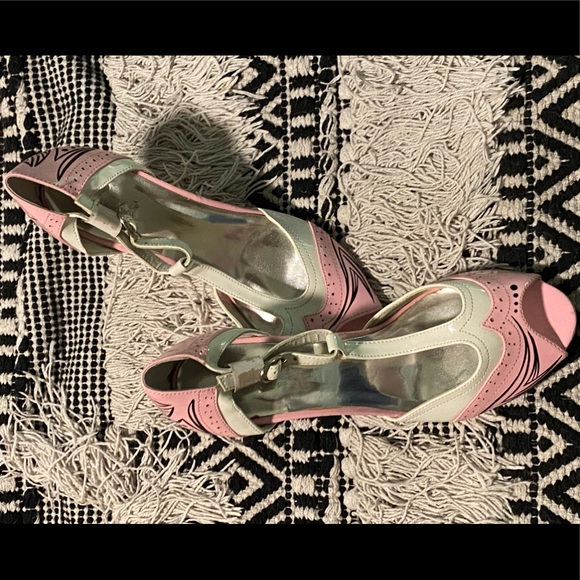 Pink and white pinstripe t-strap pinup pumps - Picture 2 of 4